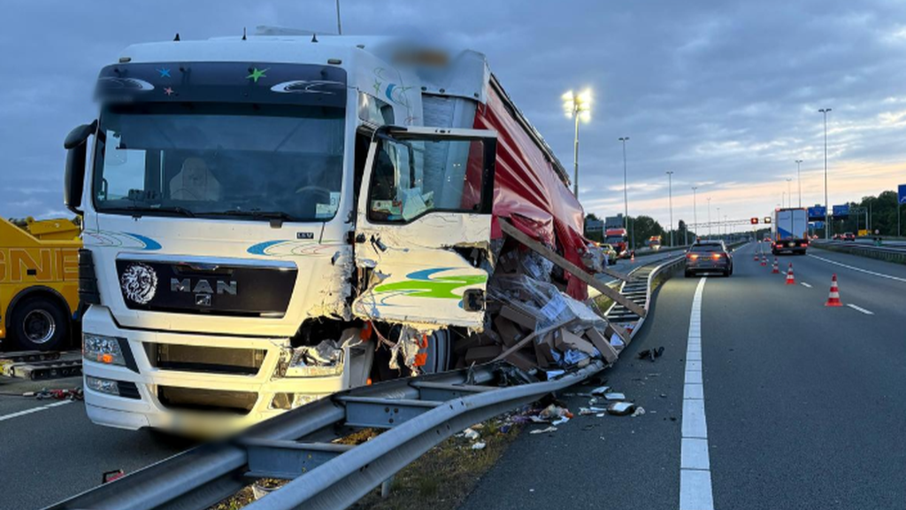Foto: A28 bezaaid met enveloppen door gekantelde vrachtwagen, verkeer richting Utrecht vast