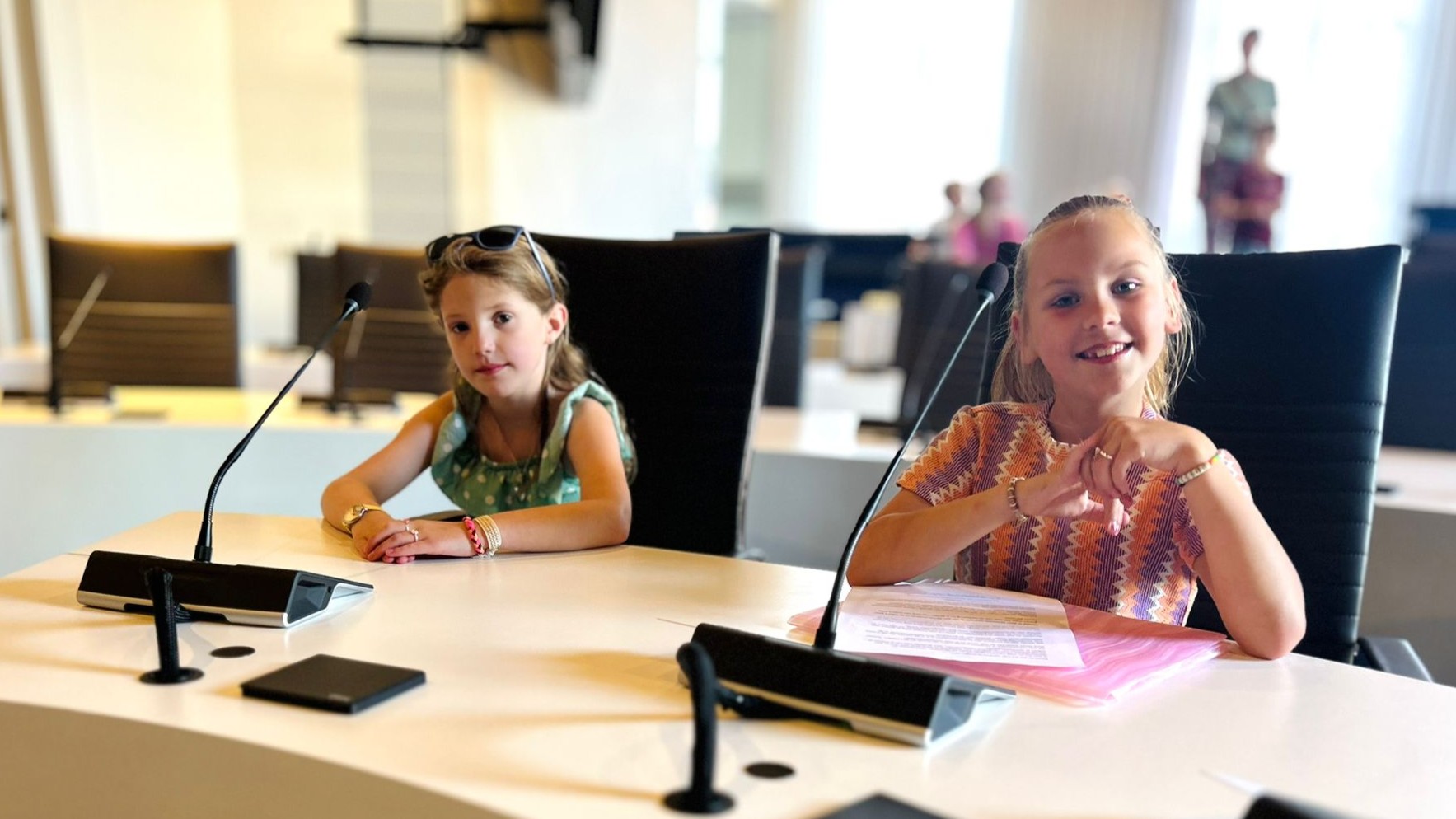 Foto: Evi (7) en Lena (7) krijgen de gemeente om tafel: Speeltoestellen in zicht