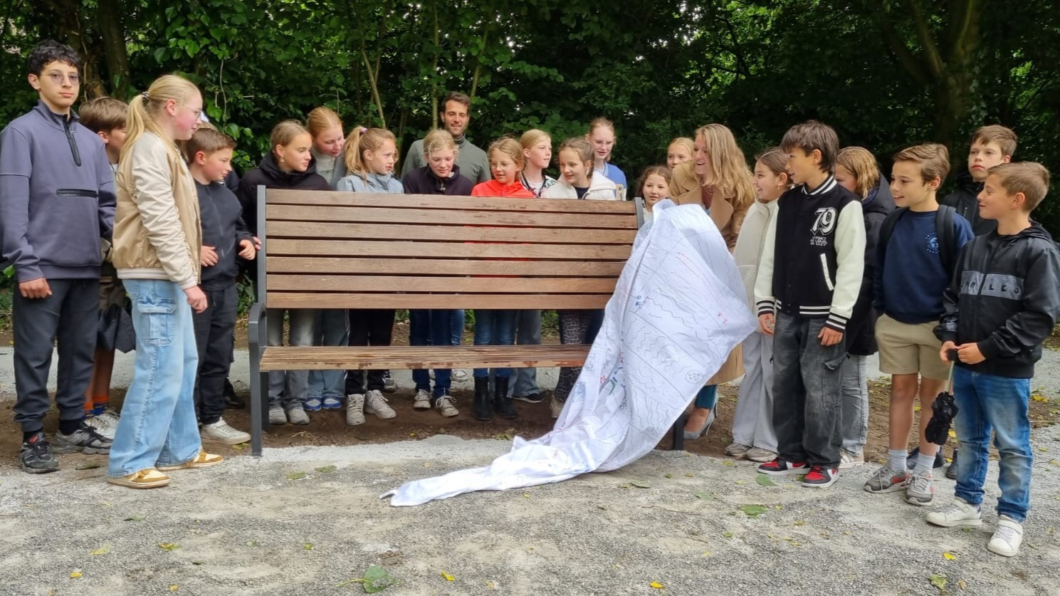 Foto: Vrijheidsbankje in Nijkerk onthuld: idee uit Jeugdgemeenteraad wordt werkelijkheid