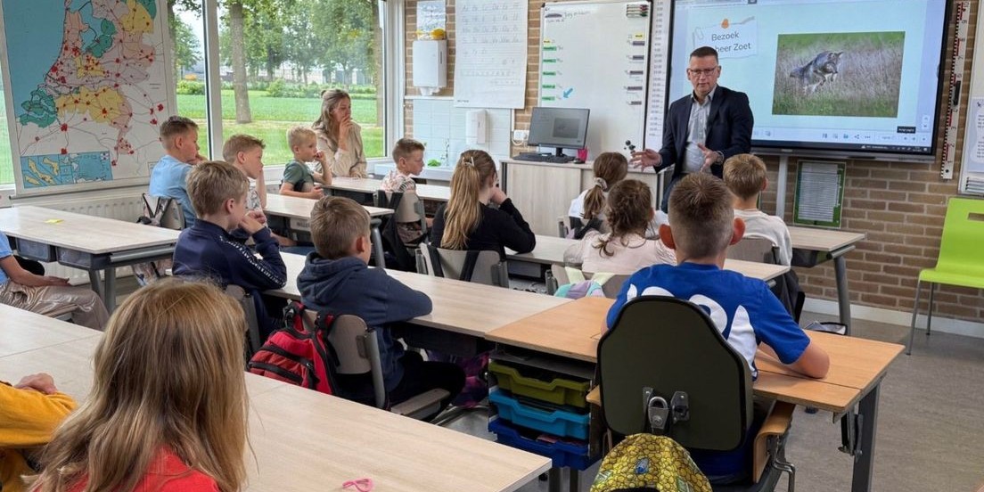 Foto: Kinderen in Putten gaan met een wolvenalarm naar school