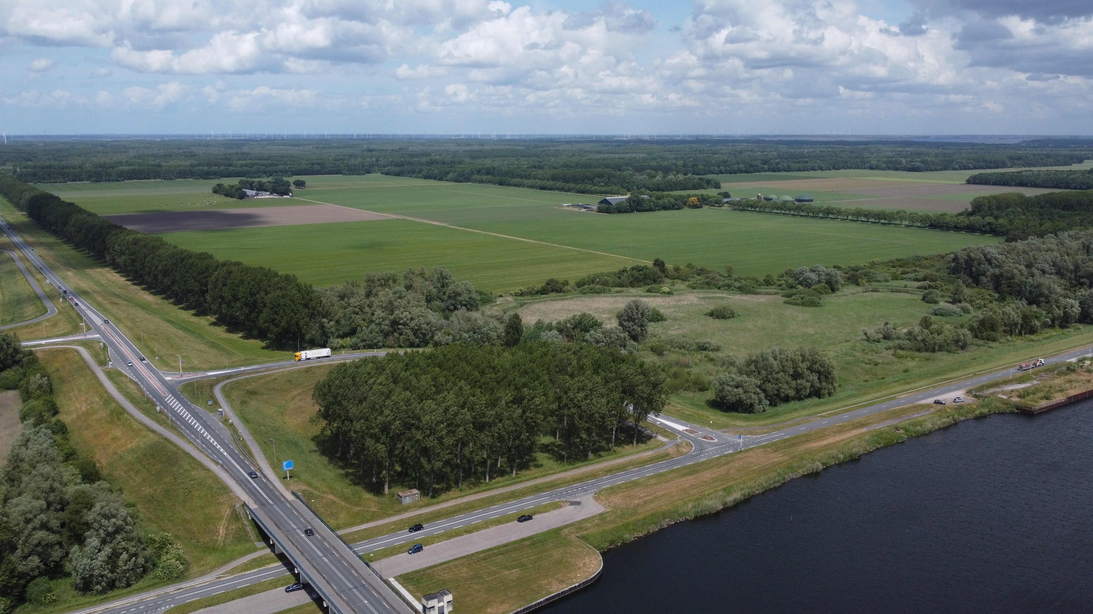 Foto: Staatssecretaris belooft: Nijkerk mag meepraten over megakazerne Zeewolde