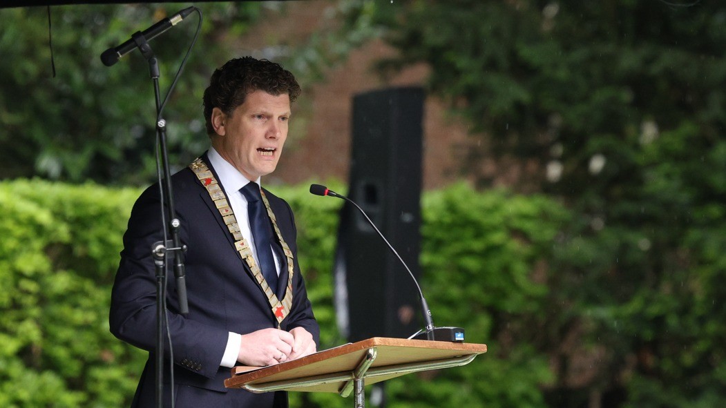 Foto: Burgemeester Jacco van der Tak doet aangifte van bedreiging 