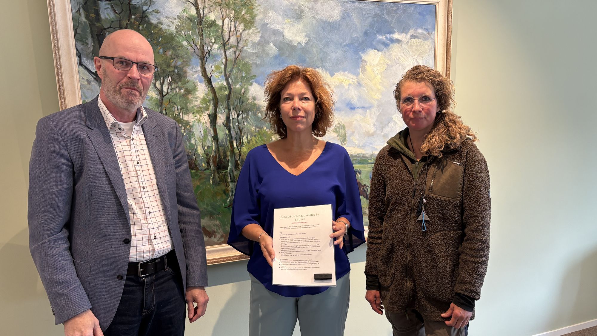 Foto: Petitie voor behoud Elspeetse schaapskudde aangeboden aan burgemeester