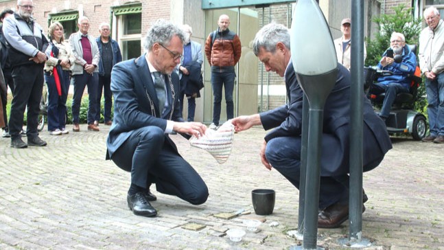Foto: Joodse patiënten van zorginstelling Veldwijk herinnerd met Stolpersteine 
