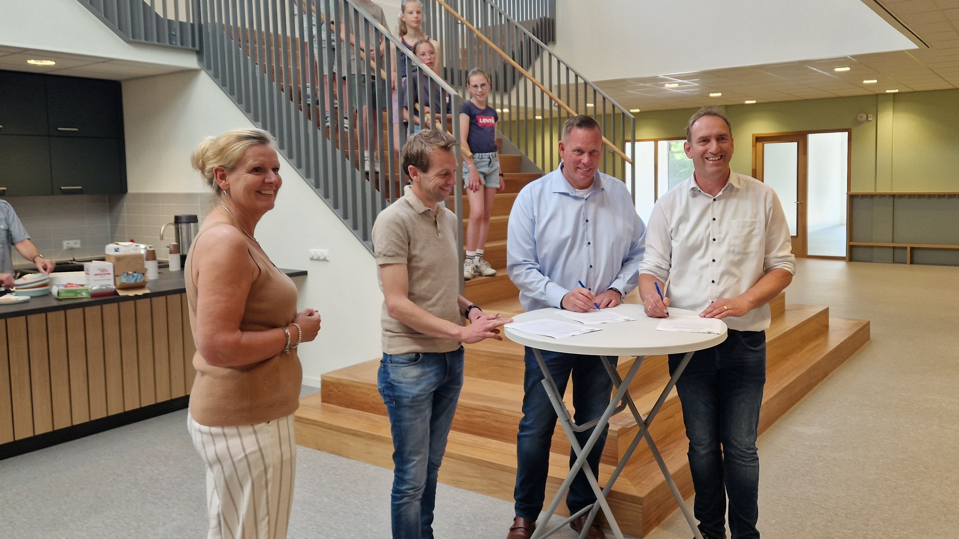 Foto: VIDEO: Nieuwbouw Kindcentrum de IJsvogel opgeleverd, een kijkje in de nieuwe school