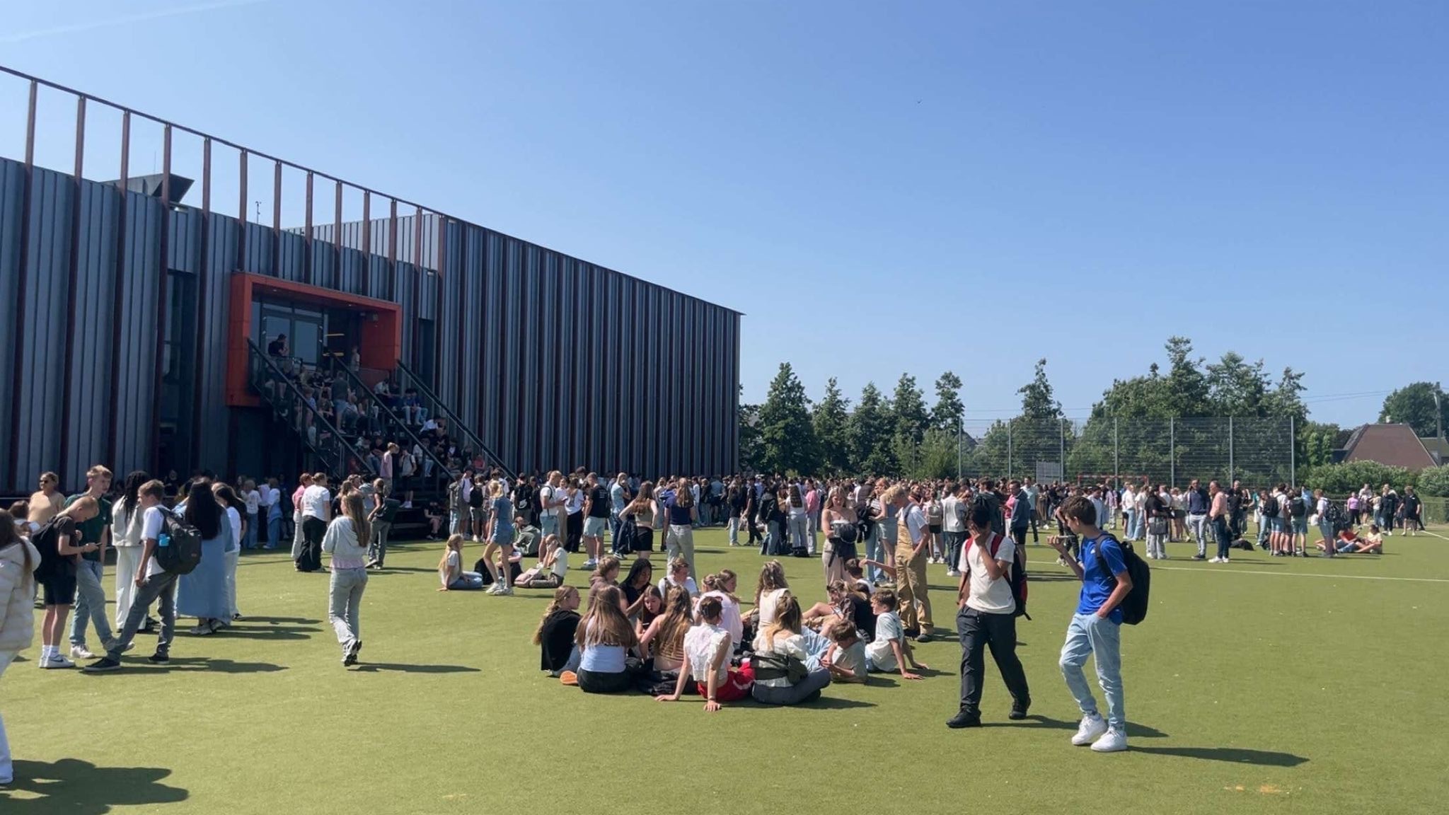 Foto: Minderjarig persoon aangehouden na valse melding van wapen bij middelbare school de Meerwaarde 