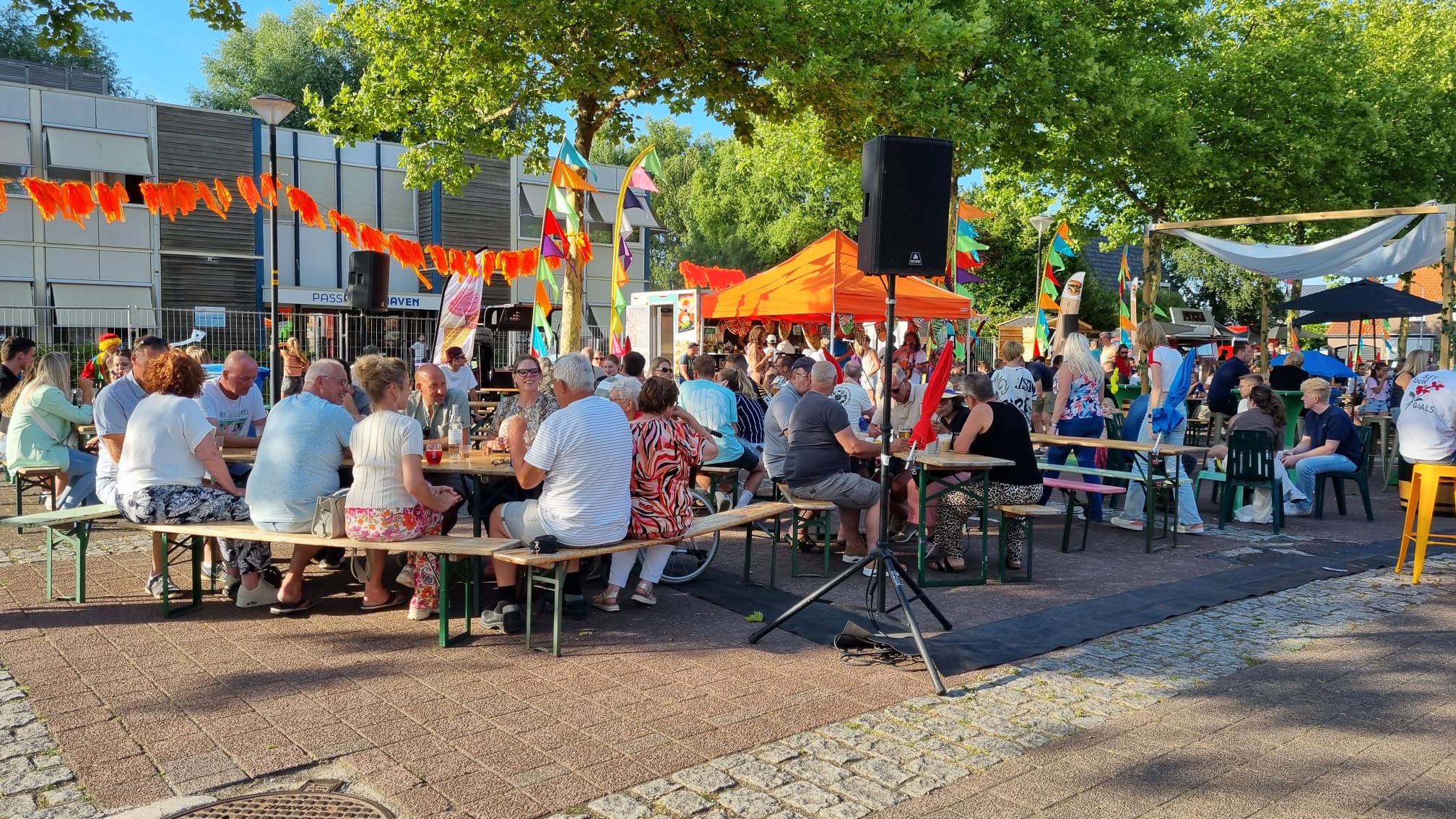 Foto: Foto's: Nijkerkse havenkom verandert in HOPPAAA! foodtruckfestival 