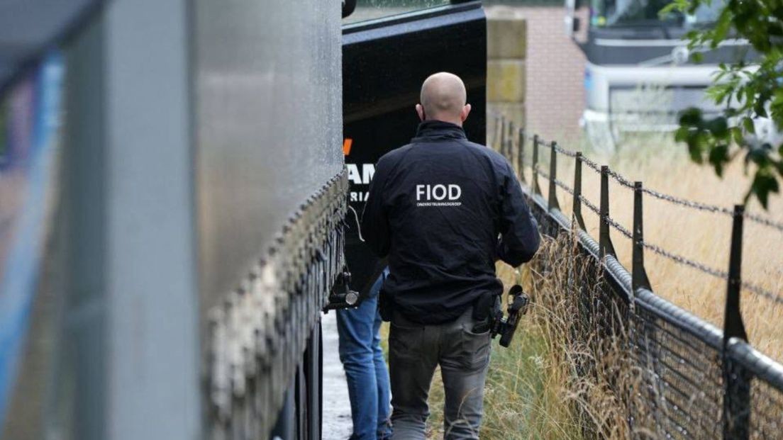 Foto: Illegale tabaksfabriek ontdekt in loods Stroe, 12 arrestaties