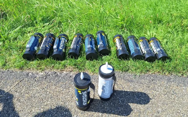 Foto: Twaalf lachgasflessen gedumpt in Elburg 