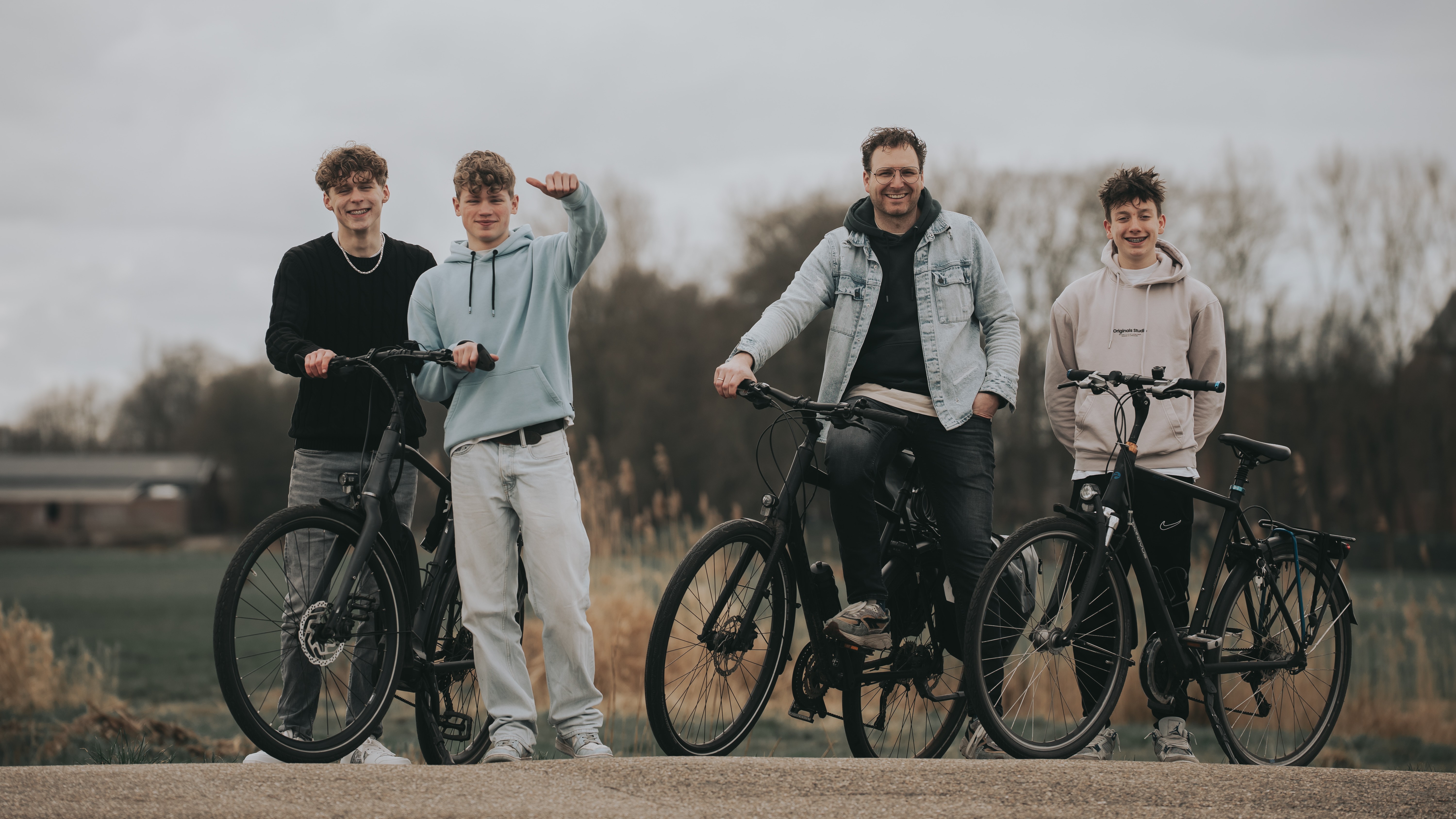 Foto: Jongeren fietsen van Elburg naar Parijs om taboe rond psychische problemen te doorbreken