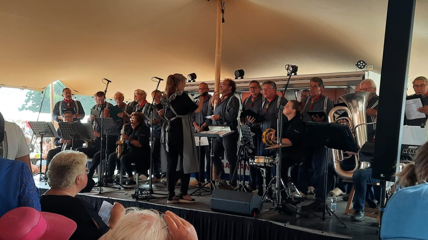 Foto: Hierdense Tippezangers brengen sfeer op Oogstfeest Ermelo 