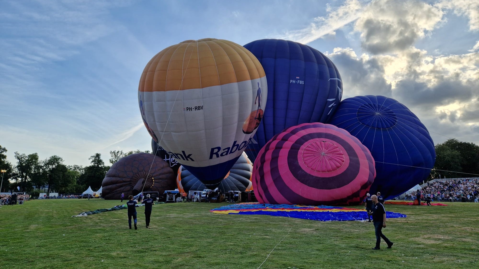 Foto: Ballonfiësta vandaag van start: 'Extra maatregelen na ongeluk in Friesland niet nodig'