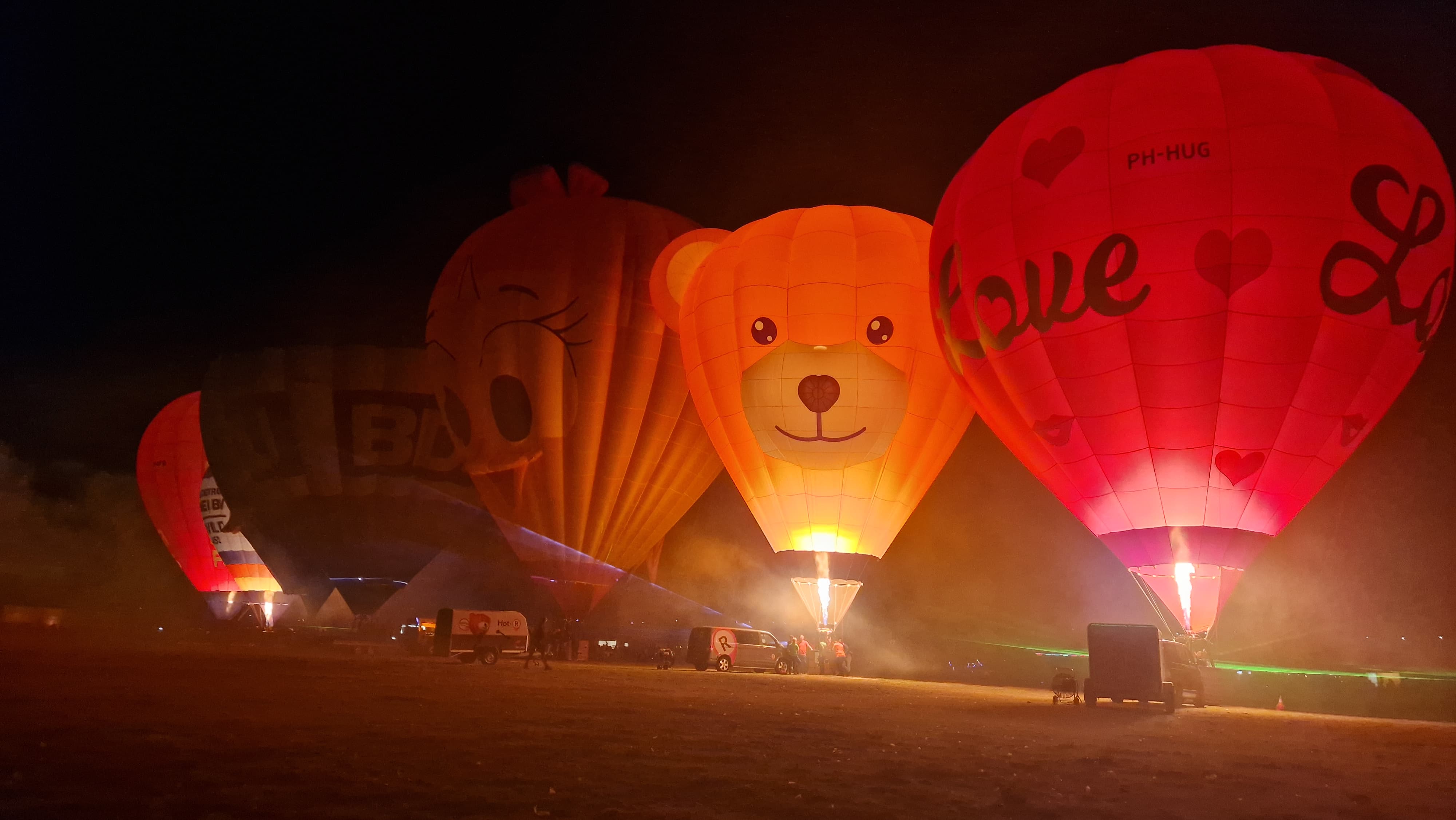 Foto: VIDEO: Duizenden bezoekers zien Nightglow tijdens Ballonfiësta 2025