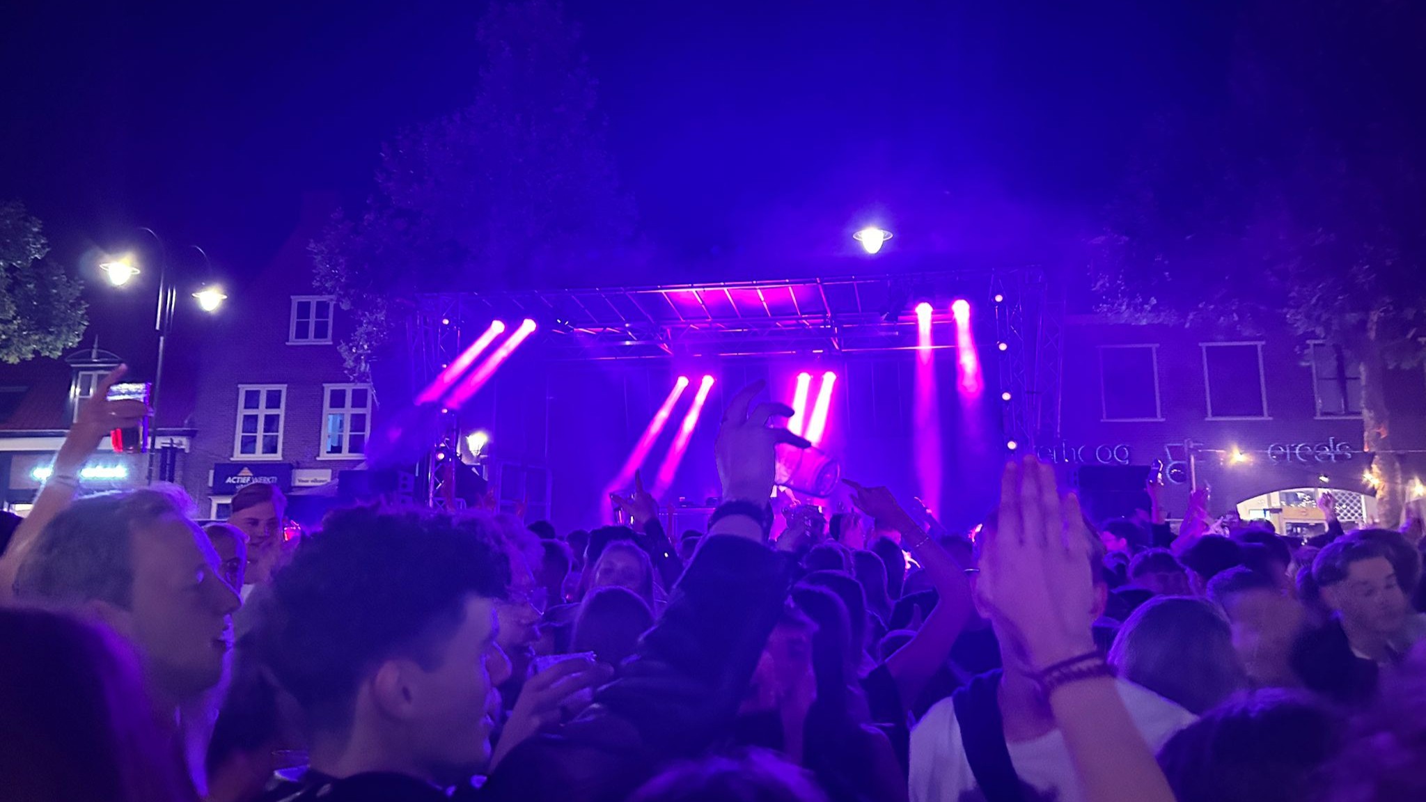 Foto: Bezoekers genieten op het Plein tijdens jaarlijkse Nacht van Nijkerk