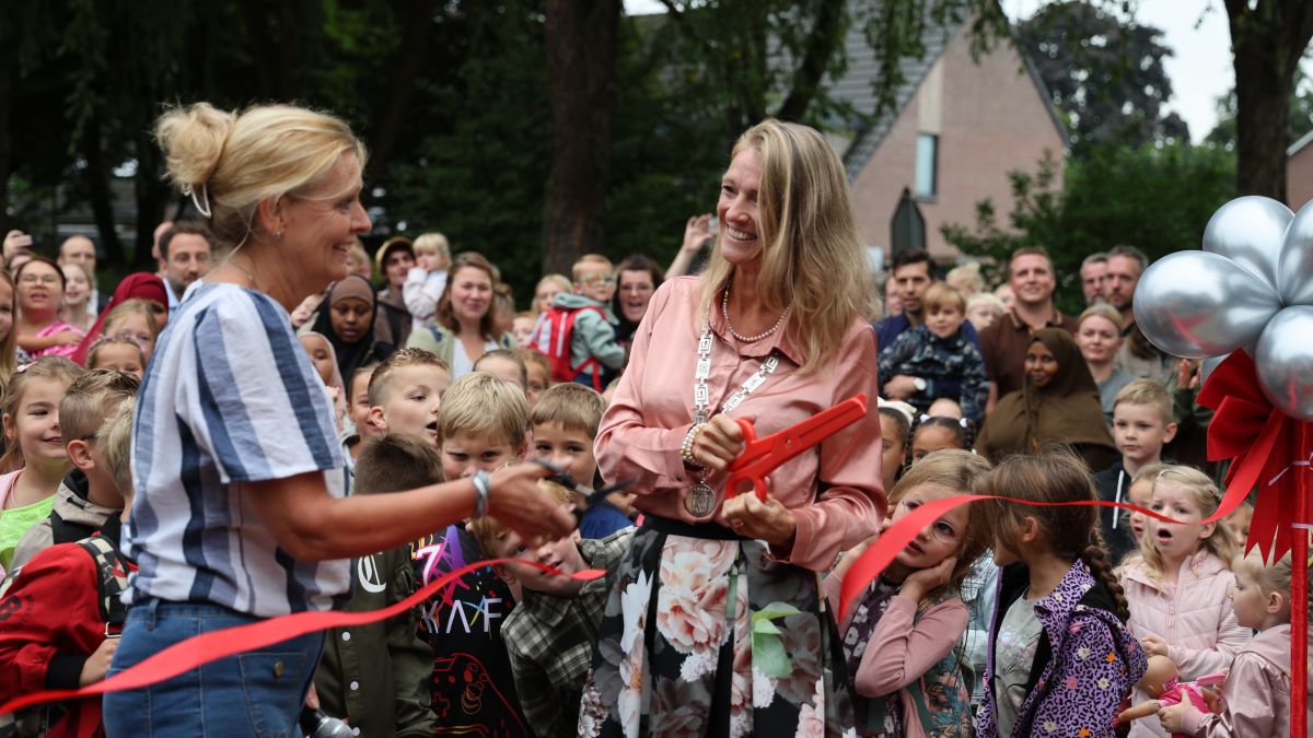 Foto: Kindcentrum De IJsvogel feestelijk geopend door burgemeester