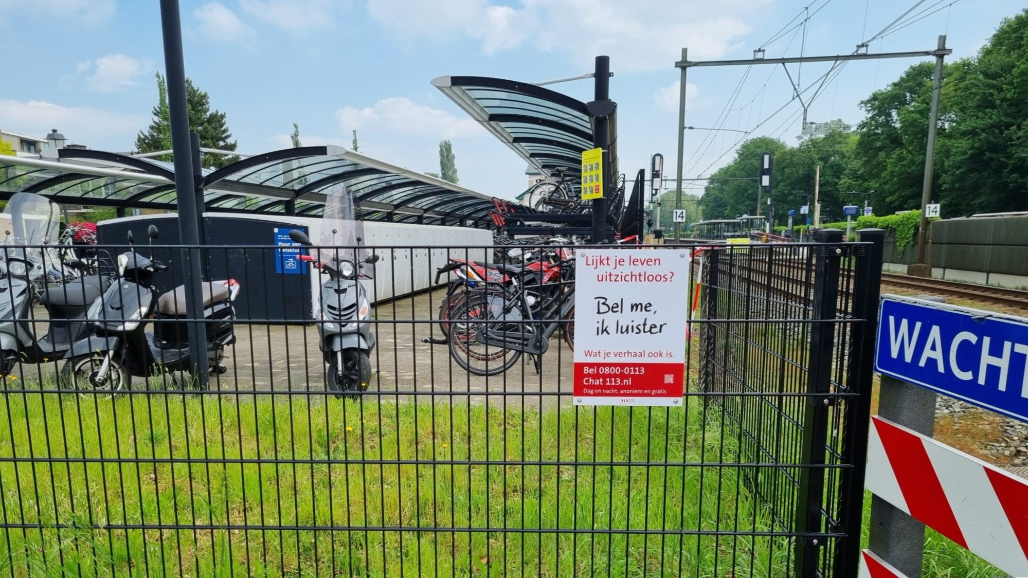 Foto: ‘Bel me, ik luister’ bordjes bij spoorwegovergangen zijn zinvol