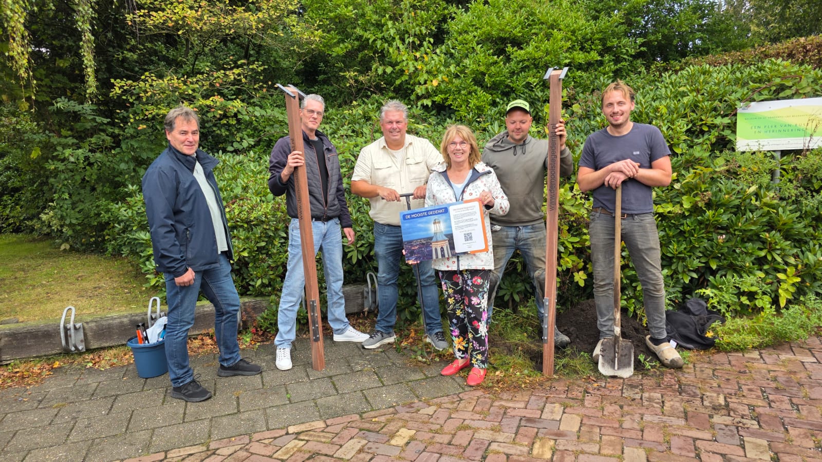 Foto: ‘De Mooiste Gedenkt’ houdt herinneringen levend via informatiezuilen