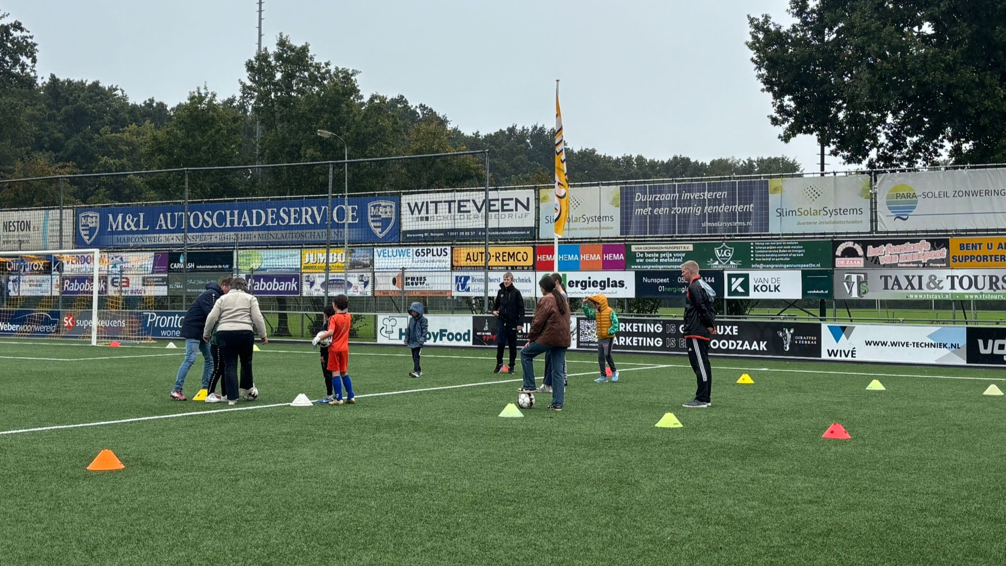Foto: Geen hokjes maar plezier, kinderen voetballen samen in Nunspeet