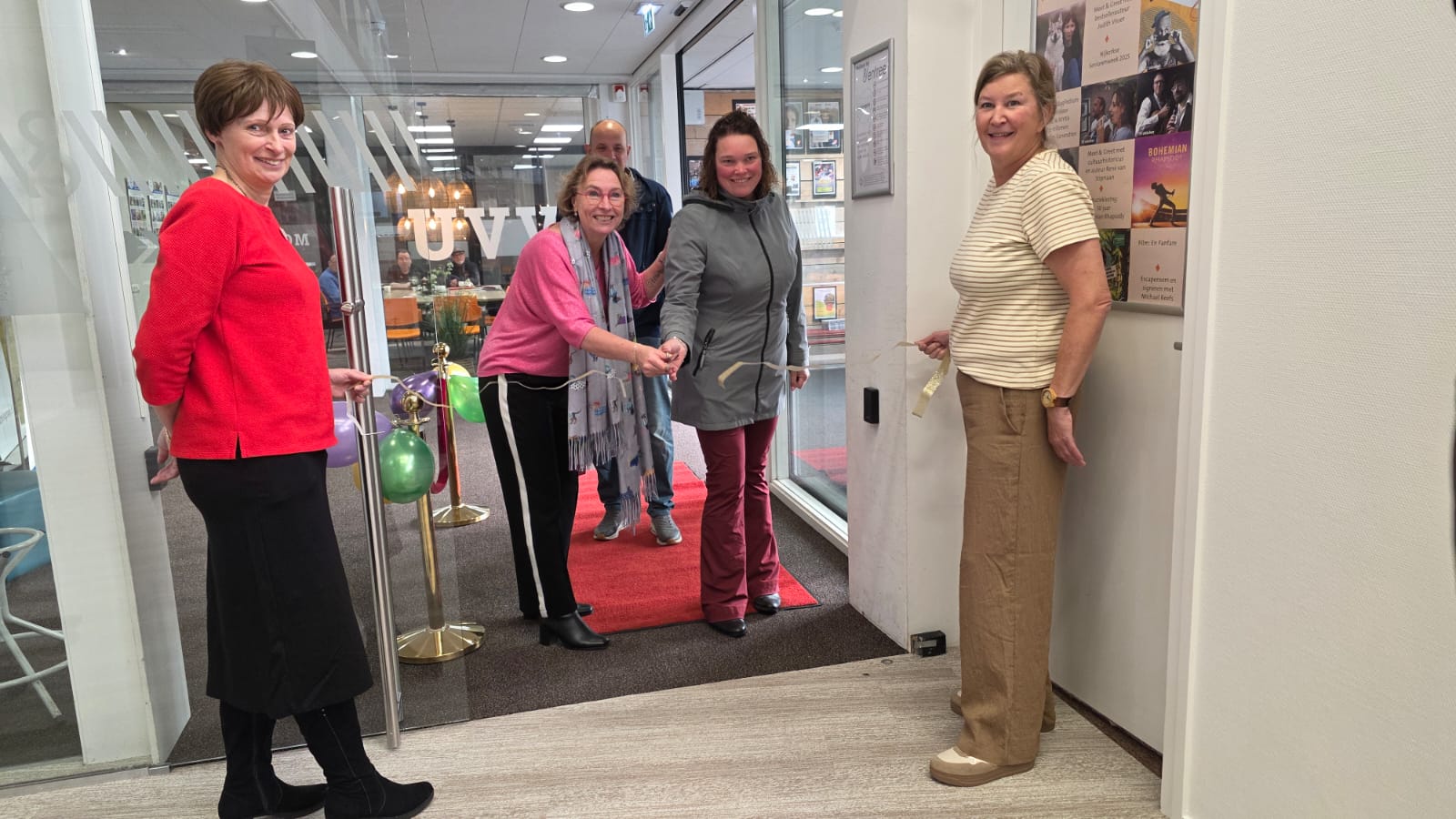 Foto: Verbouwde bibliotheek van Nijkerk heropend door eerste bezoeker