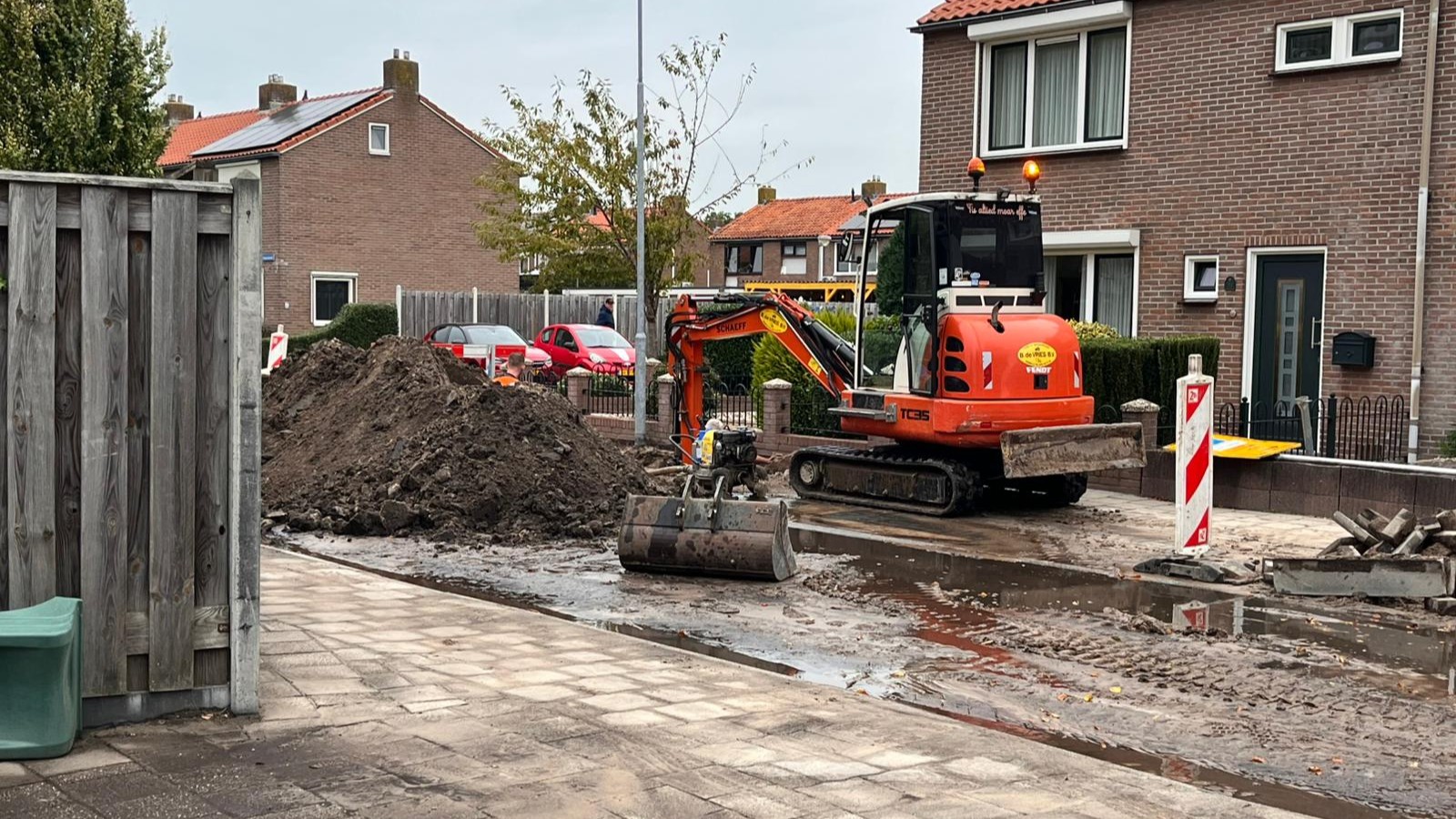 Foto: 2 leidingbreuken in 1 dag in de Passestraat in Elburg: 'Echt heel vervelend'