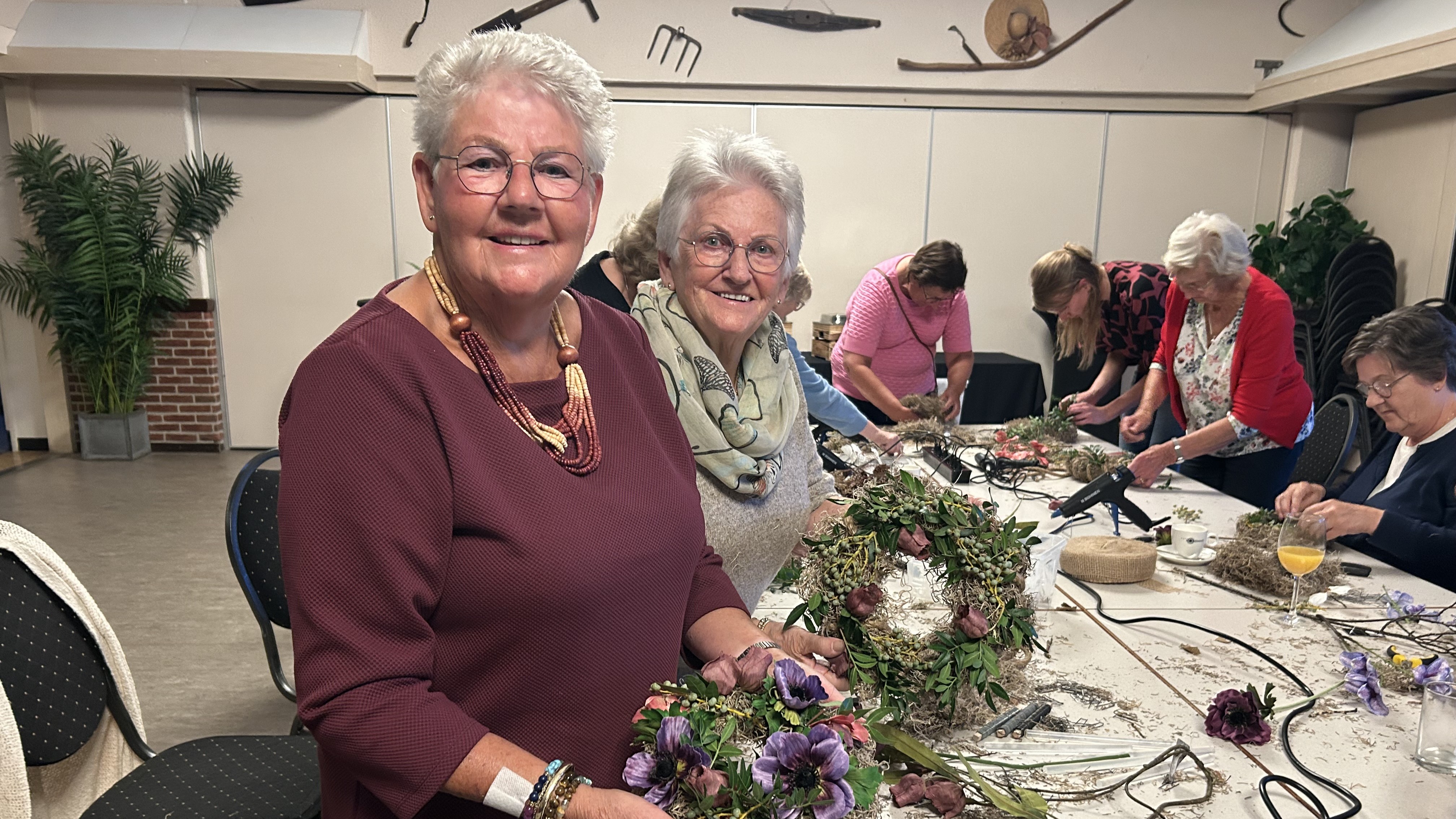 Foto: Bloemenkransen brengen mensen samen in strijd tegen eenzaamheid