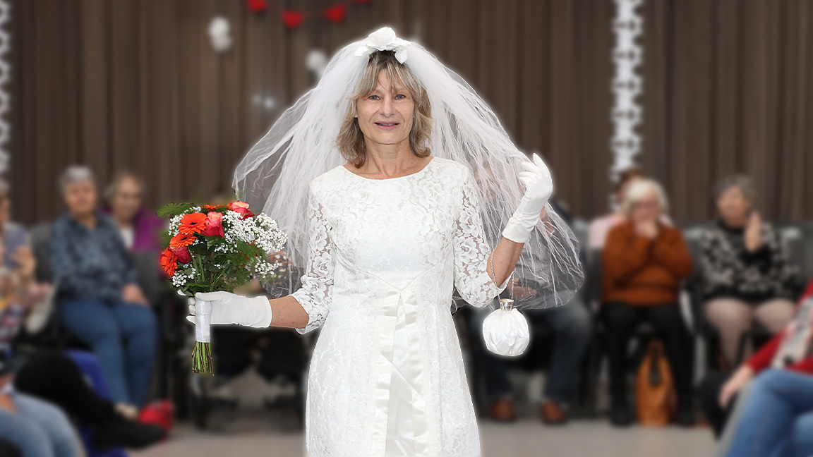 Foto: Bruidsjurkenshow in de Kruiskerk brengt tachtig jaar trouwmode samen