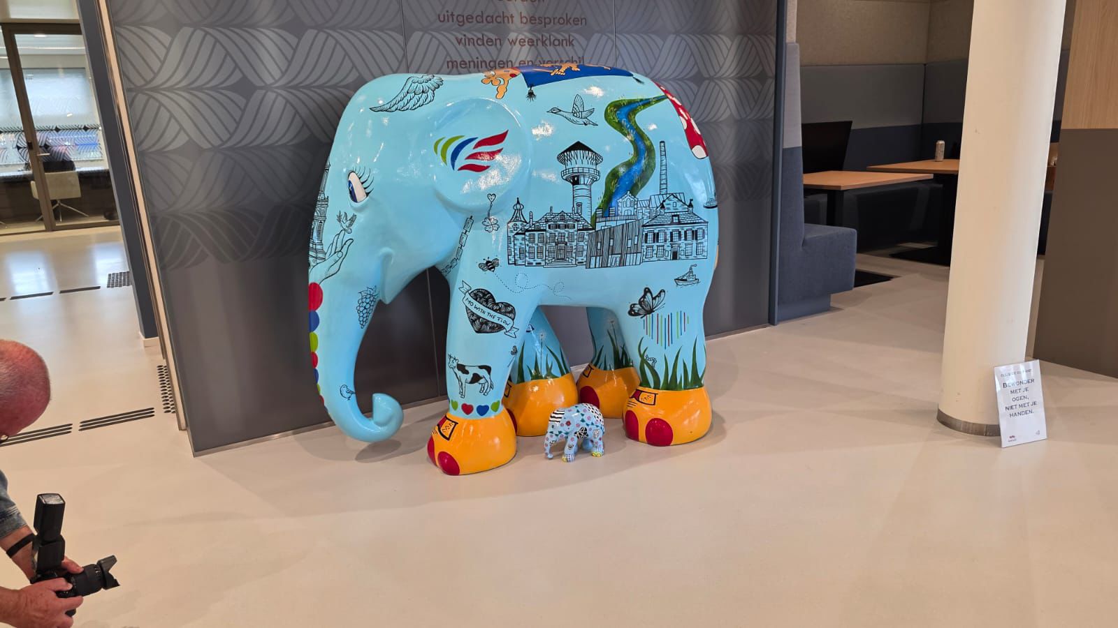 Foto: Bezoek aan oudtante levert Luna de winst op bij olifantenkleurwedstrijd 