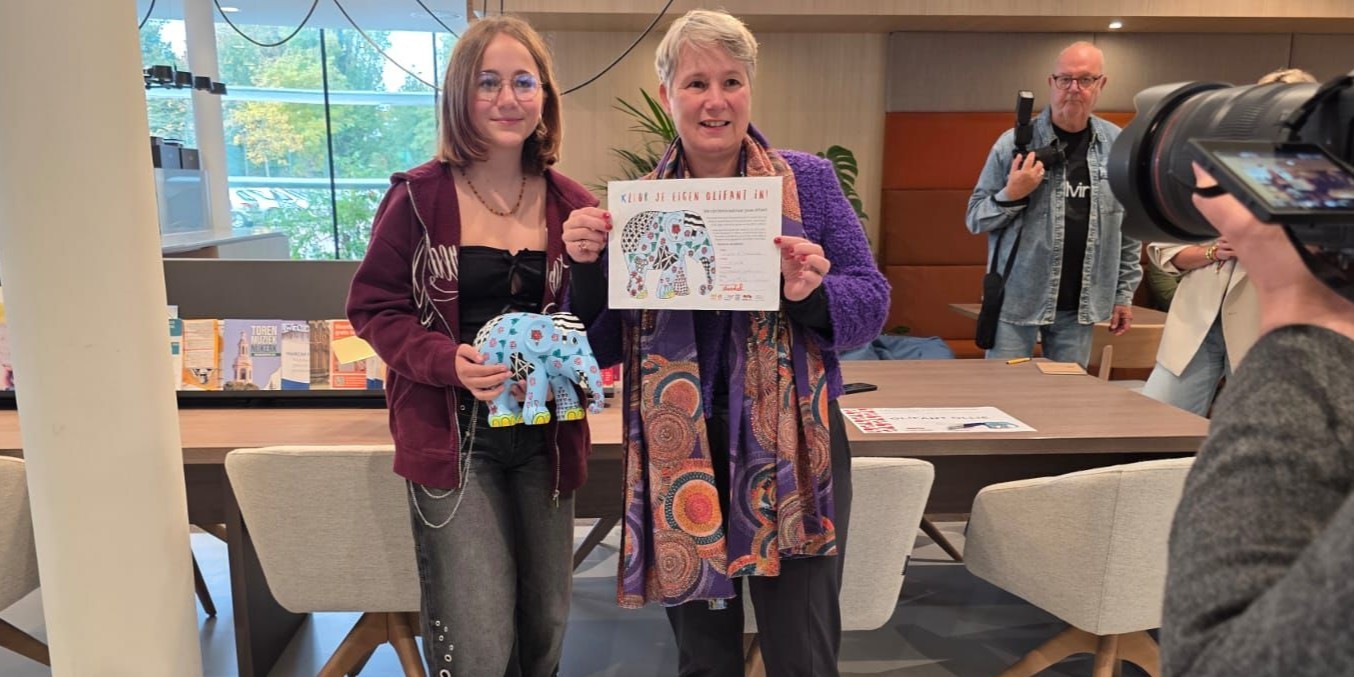 Foto: Bezoek aan oudtante levert Luna de winst op bij olifantenkleurwedstrijd 