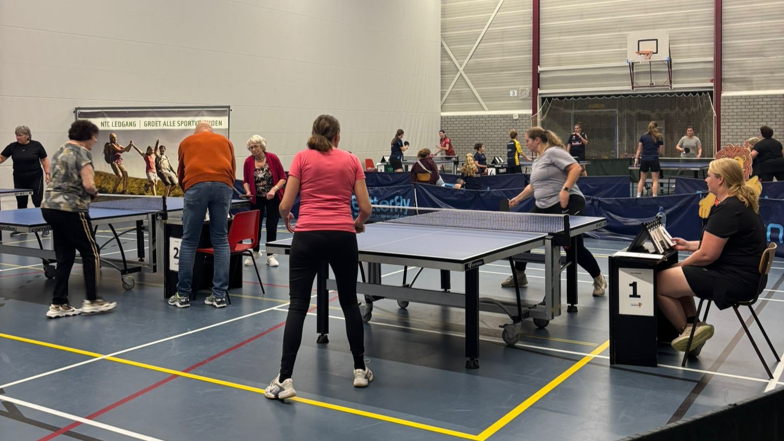 Foto: Steeds minder vrouwen in de tafeltennissportwereld: dit toernooi brengt vrouwen uit Oost-Nederland samen 