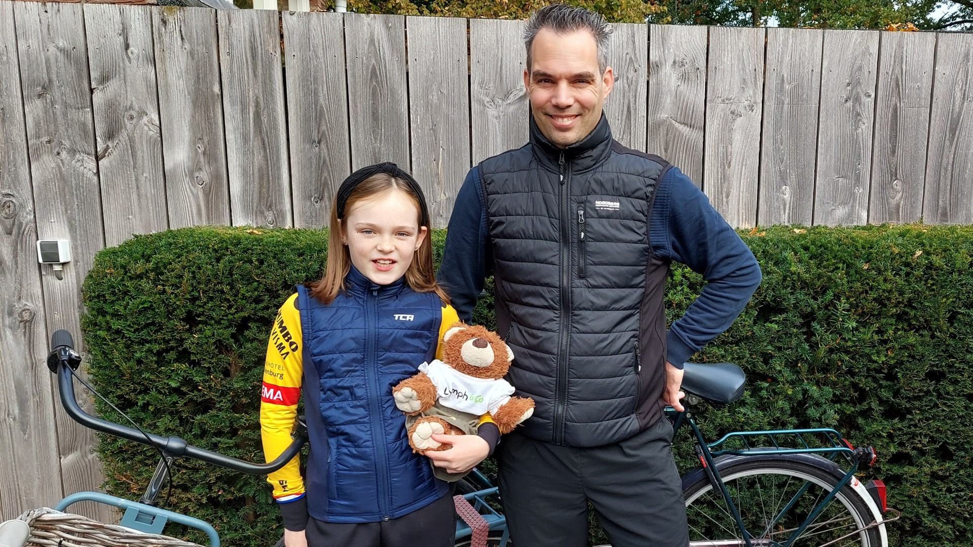 Foto: Na genezing van kanker fietst Martijn met dochter (9) zijn ‘herstelronde’ voor goed doel 