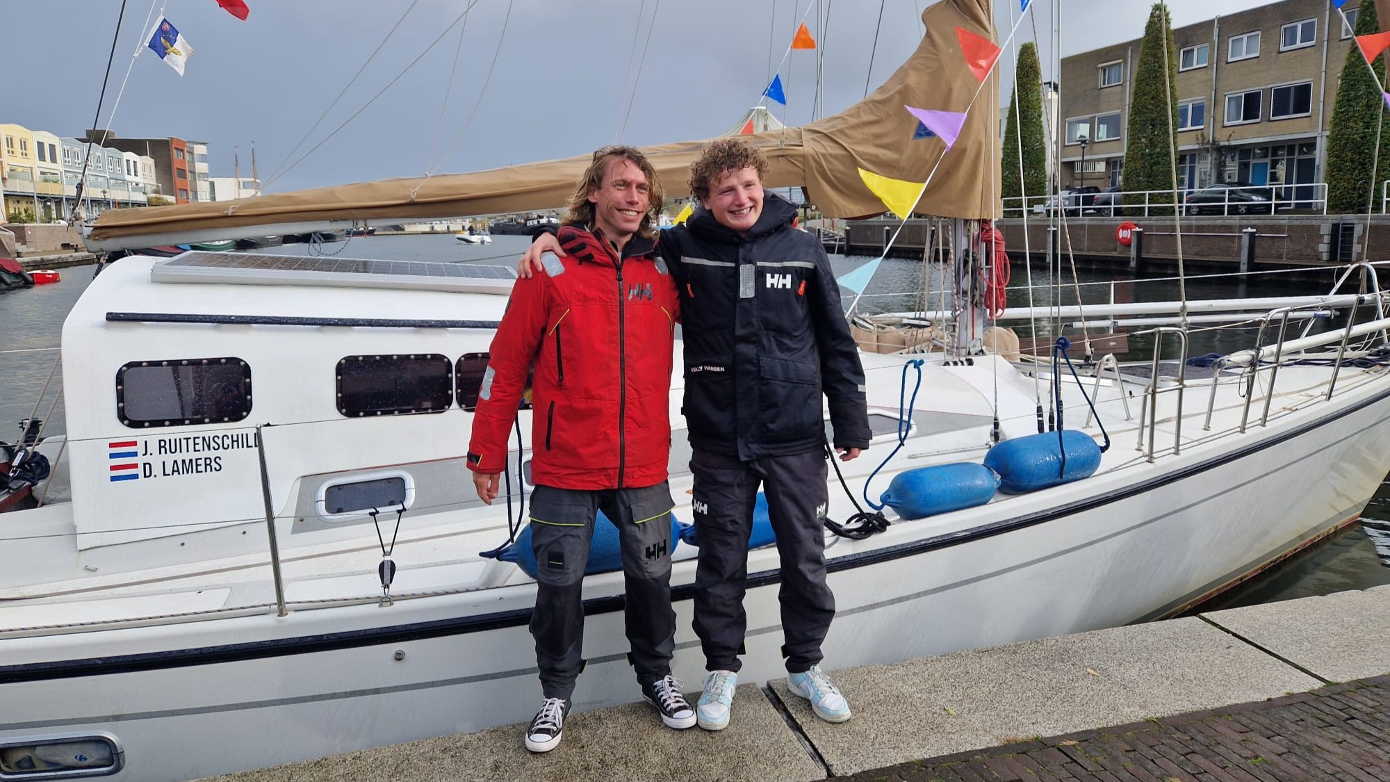 Foto: Na drieënhalf jaar op zee zijn Jeroen en Daan eindelijk weer thuis