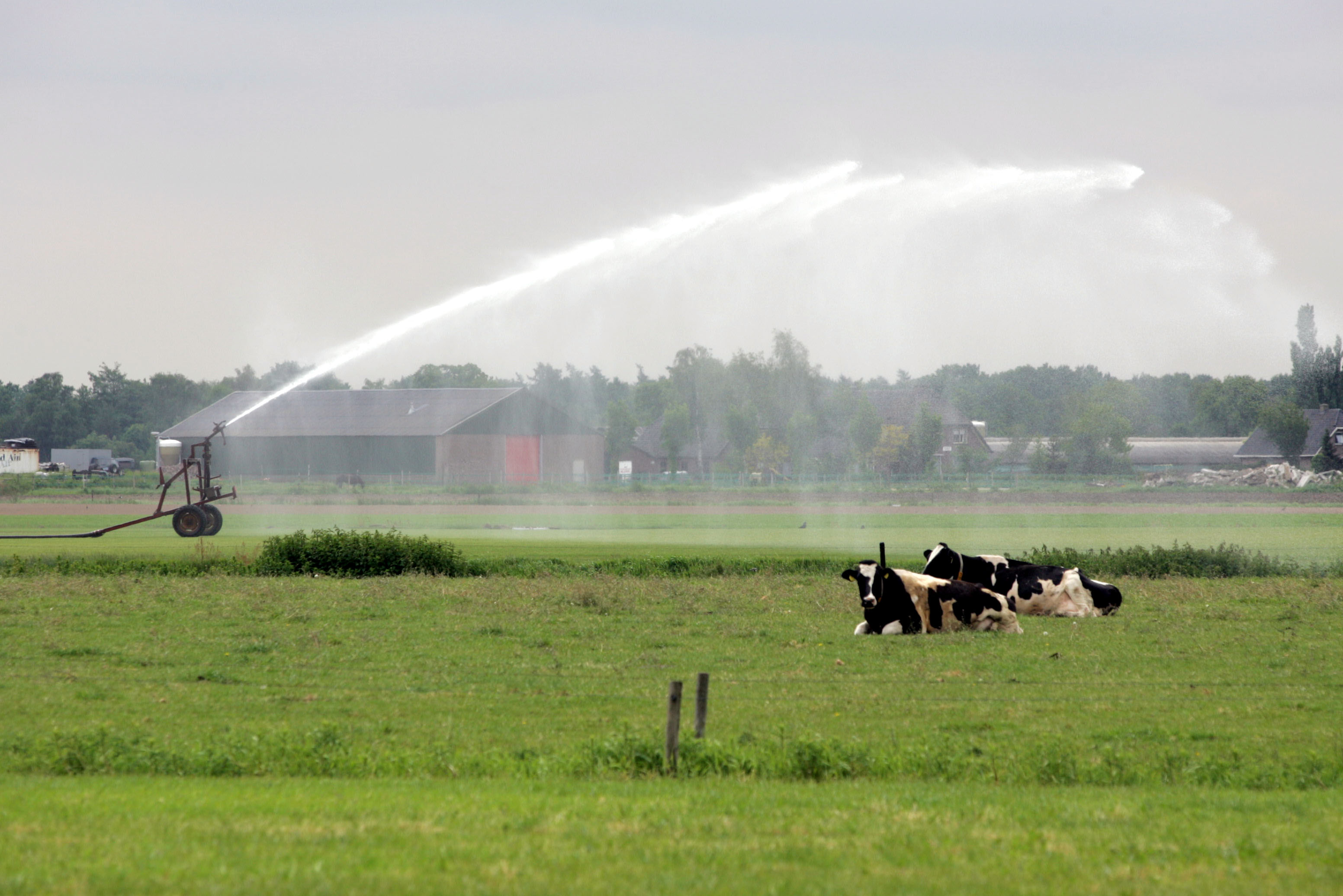 Foto: Boeren mogen weer water uit sloten, beken en kanalen halen