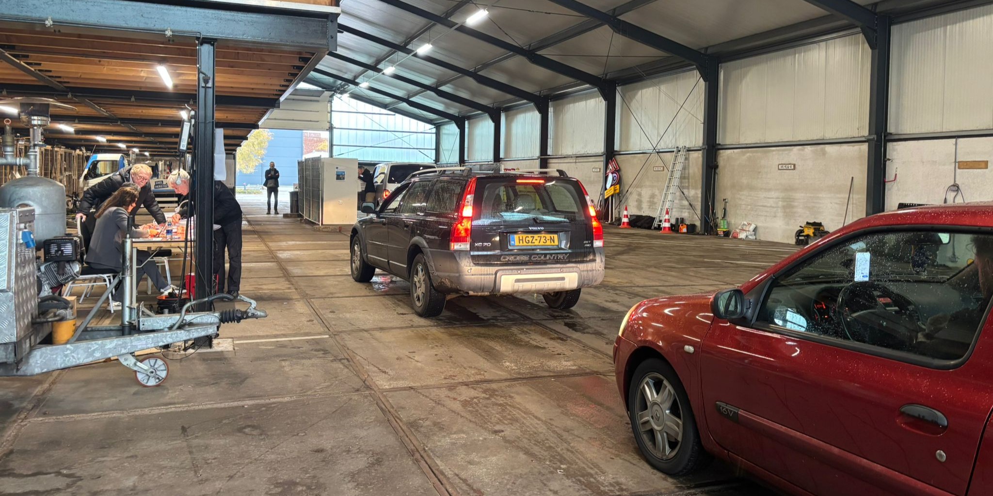 Foto: Stemmen vanuit de auto: bij dit stembureau in Harderwijk kan het
