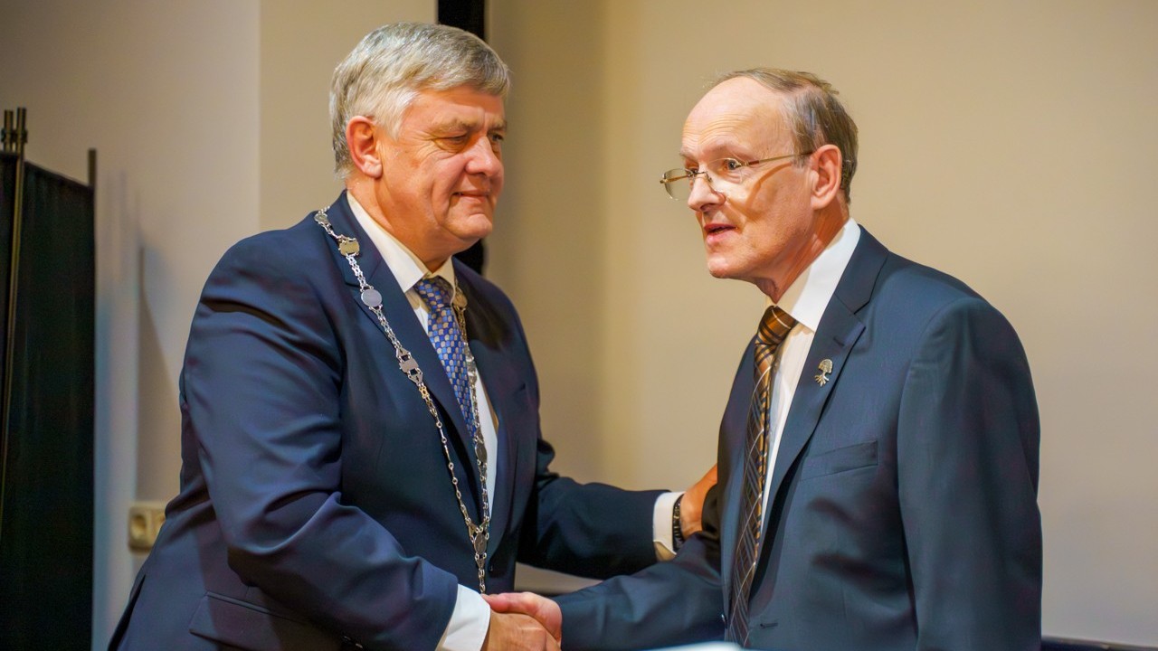Foto: Puttense Jan van den Hoorn ontvangt erespeld: 'Het is belangrijk dat mensen hun geschiedenis kennen'