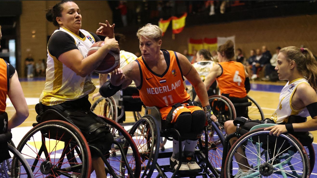 Foto: Dames rolstoelbasketbalteam wint EK met Nijkerkse Chèr Korver