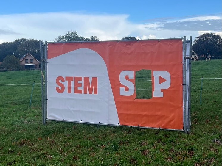 Foto: Spandoeken SGP vernield in Wezep: 'Humor is leuk, maar dit gaat te ver'