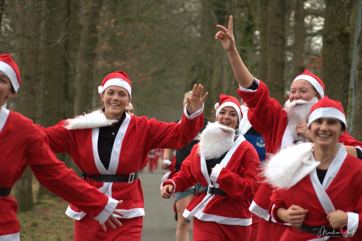 Foto: Rennen in een Kerstmanpak: Santa Runs razend populair in de regio