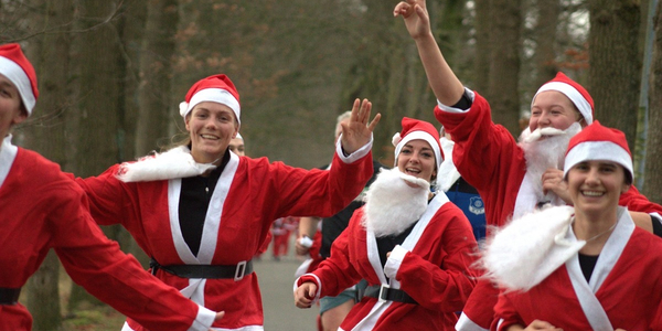 Foto: Rennen in een Kerstmanpak: Santa Runs razend populair in de regio