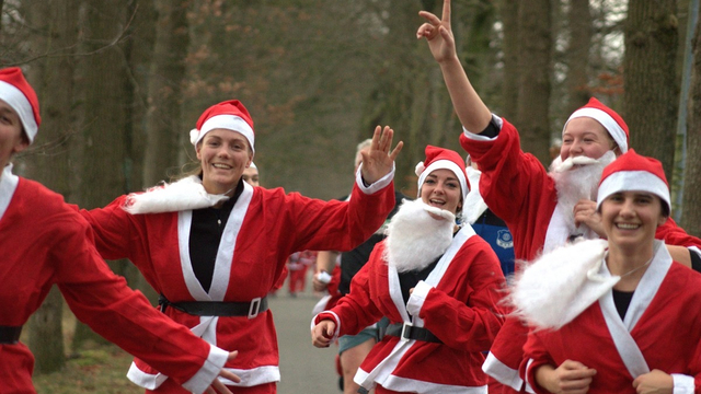 Foto: Rennen in een Kerstmanpak: Santa Runs razend populair in de regio