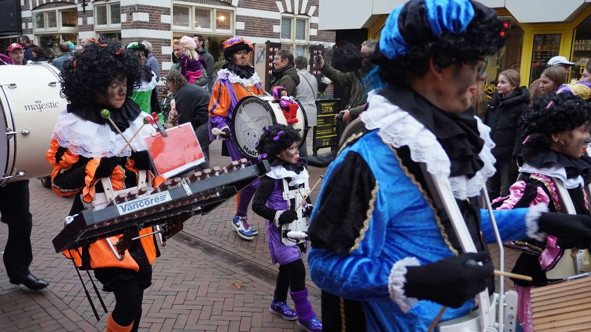 Foto: Waarom 8 Zwarte Pieten onverwacht opdoken bij de intocht in Putten