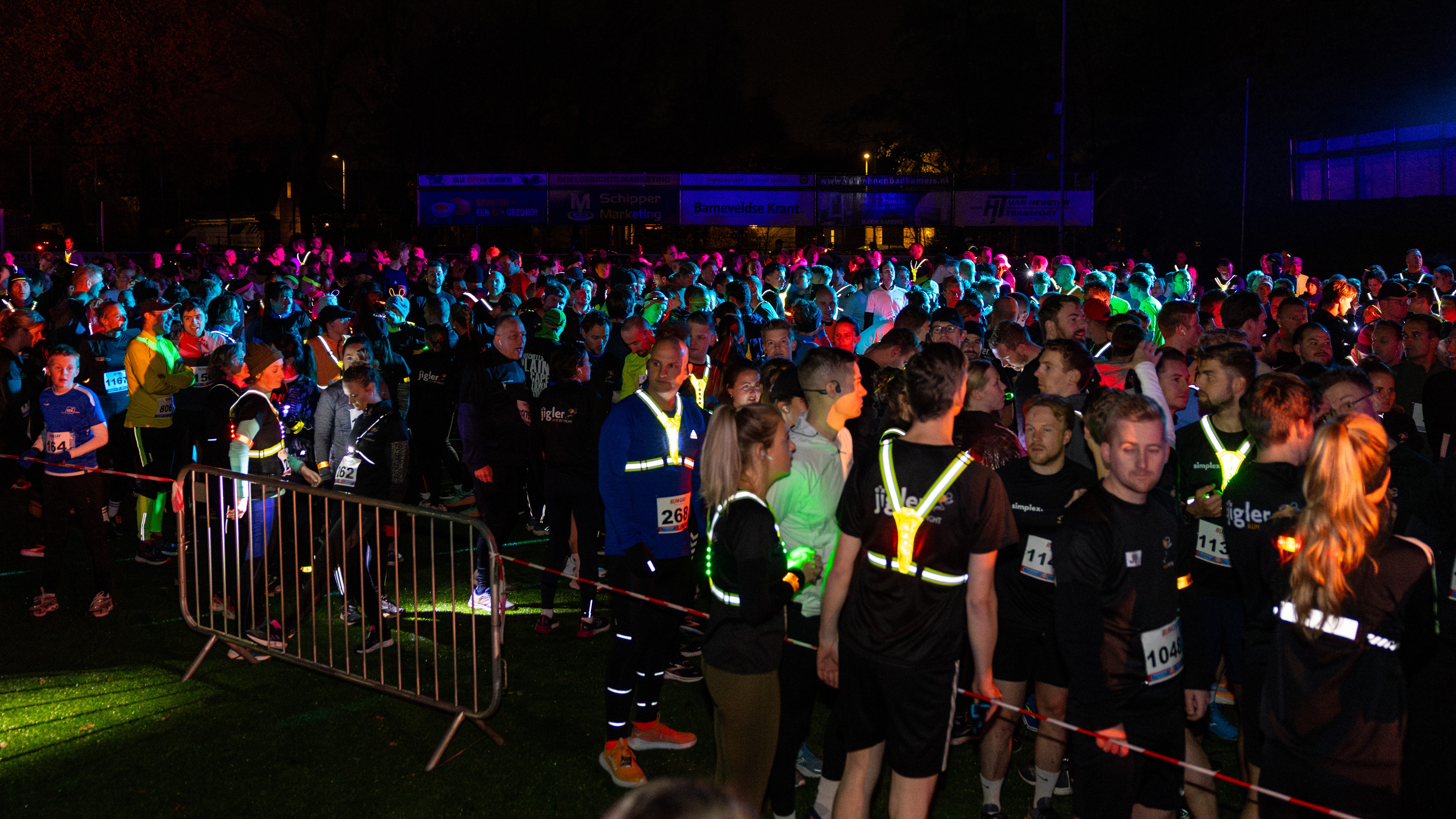 Foto: Waarom Barneveld vrijdagavond massaal het donker in rent