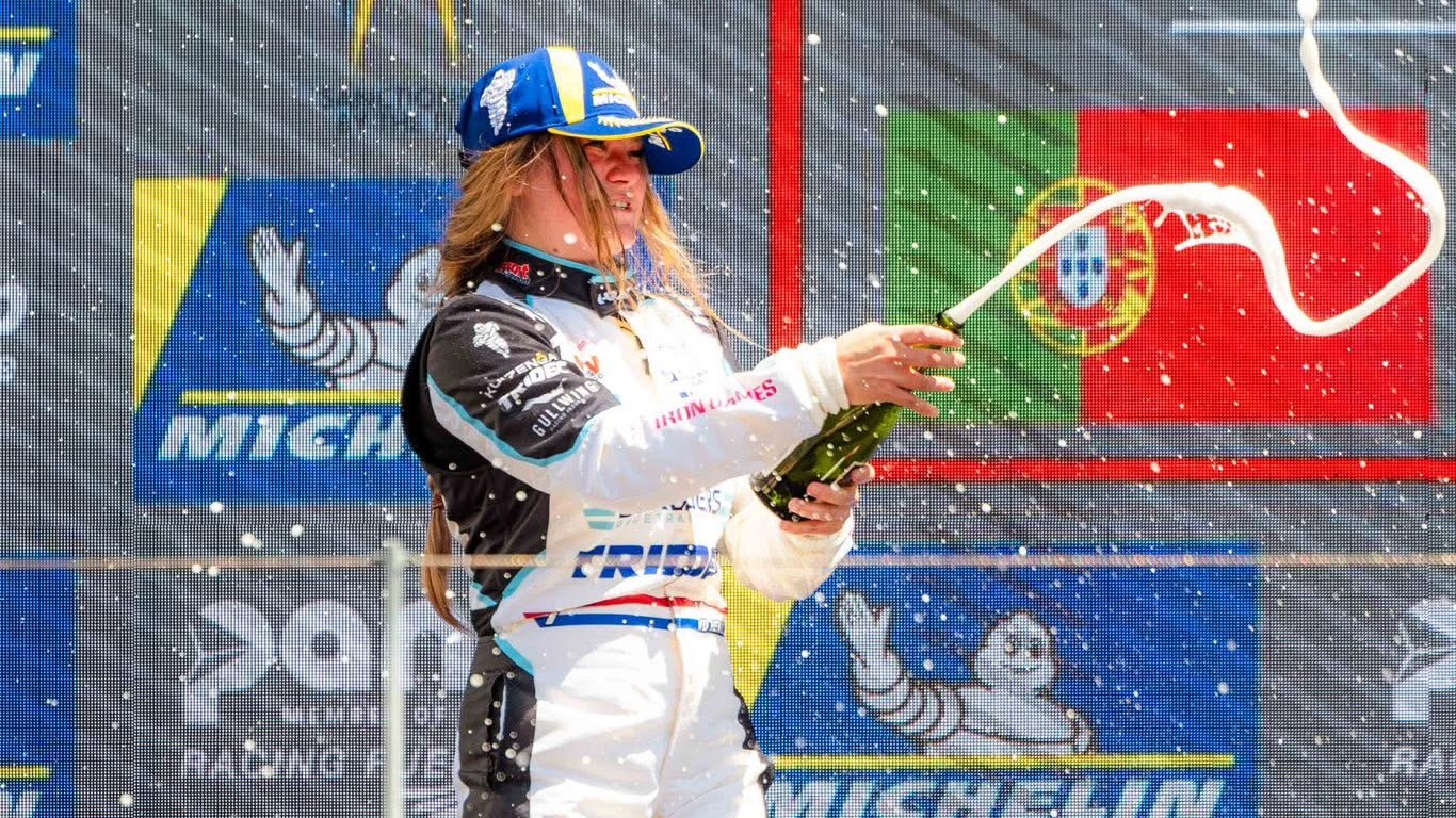 Foto: Terschuurse Laura van den Hengel schrijft autosportgeschiedenis: “Alles draait om discipline.” 