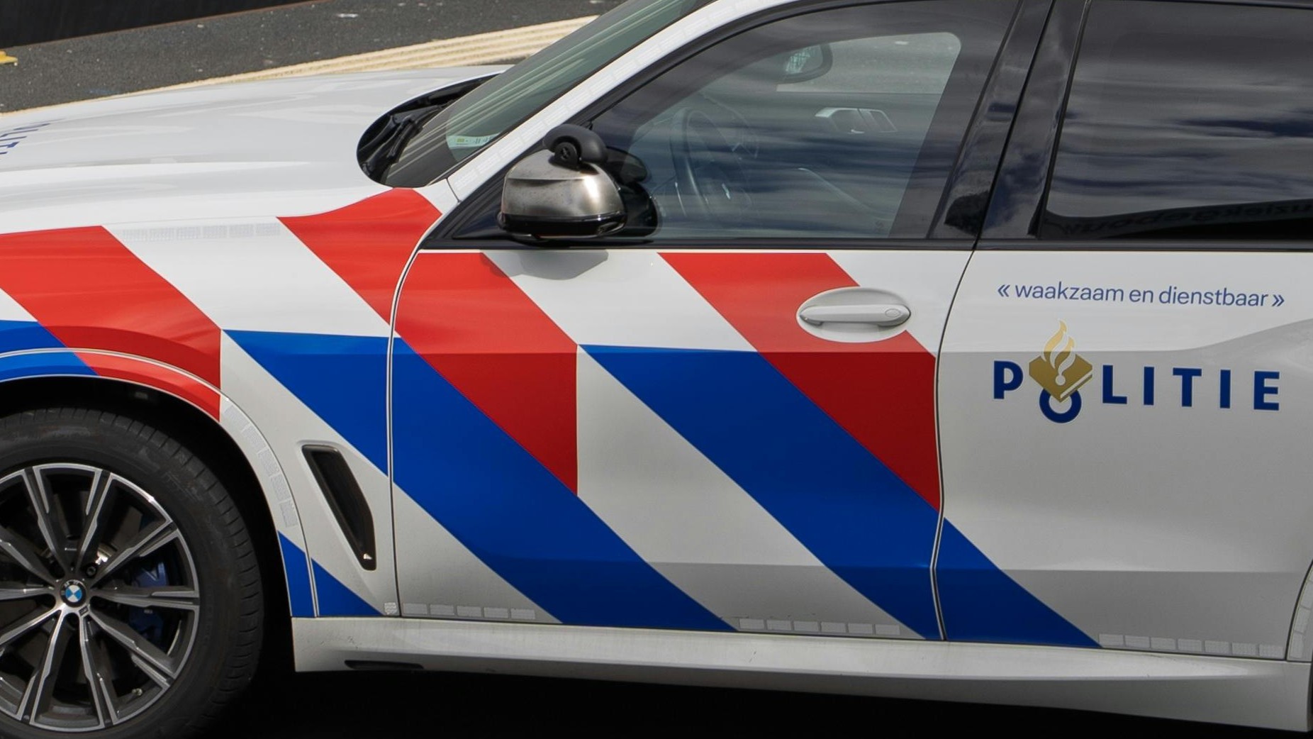 Foto: Politie massaal aanwezig aan Hooiweg in Putten na dreiging met vermoedelijk vuurwapen