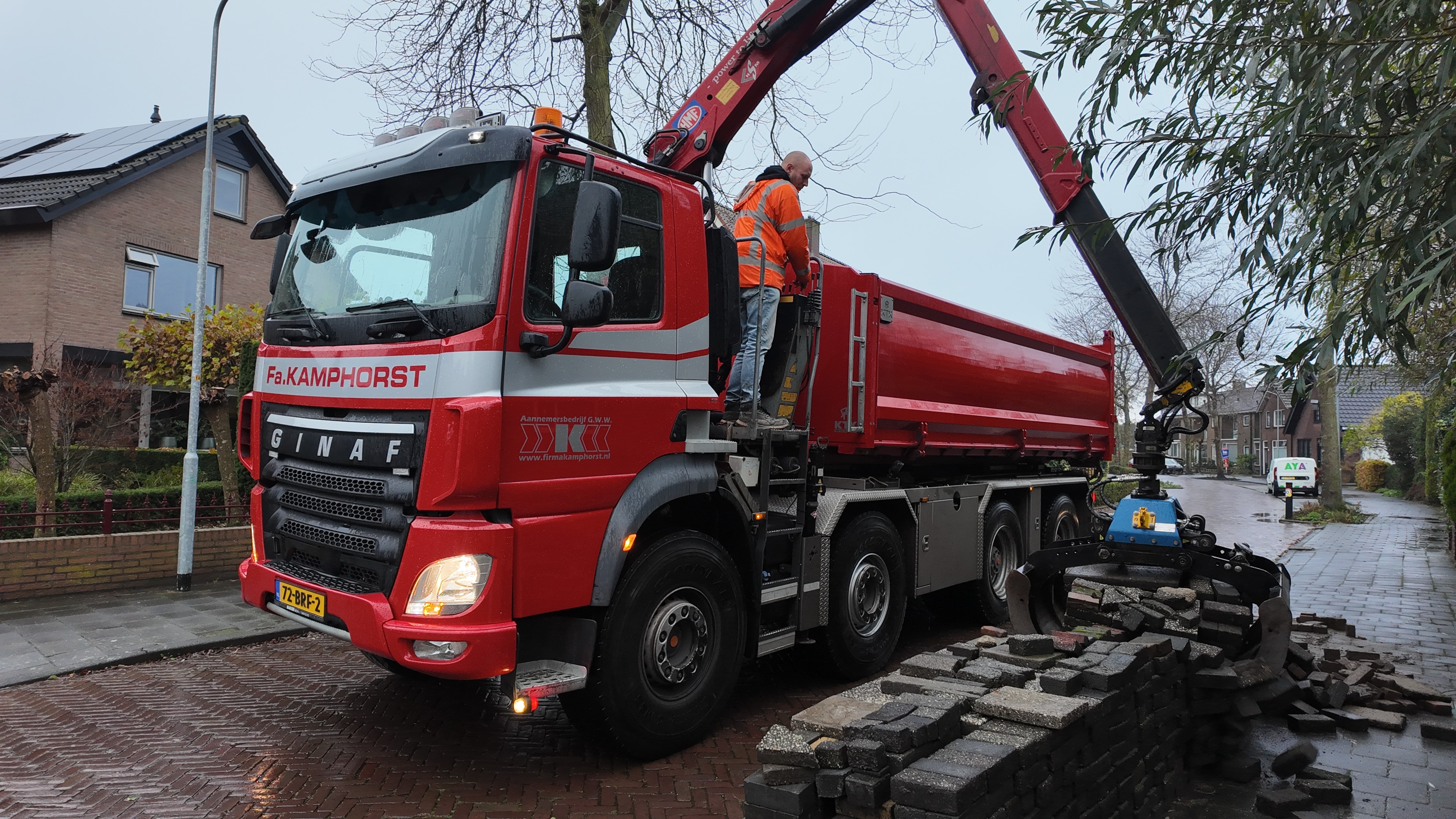 Foto: Op pad met de tegeltaxi: Gerbrand haalt tonnen tegels op voor een groenere buurt