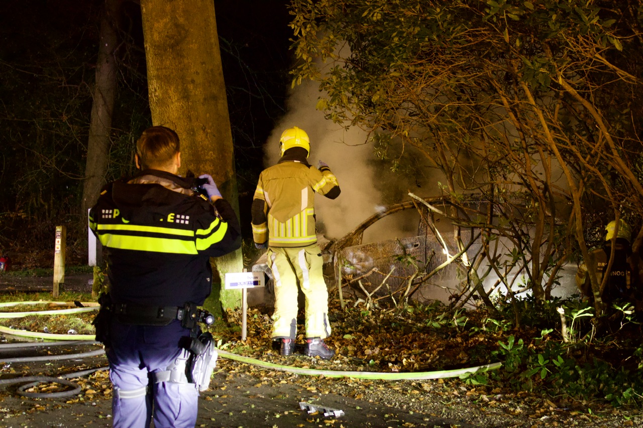 Foto: Auto vliegt in brand na crash in Staverden, bijrijder zwaargewond