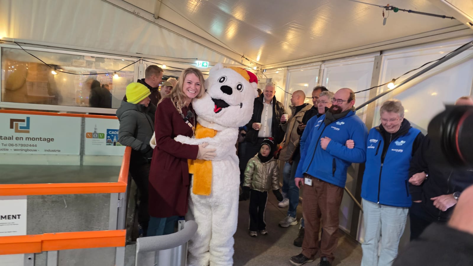 Foto: It giet oan: Nijkerkse ijsbaan geopend 