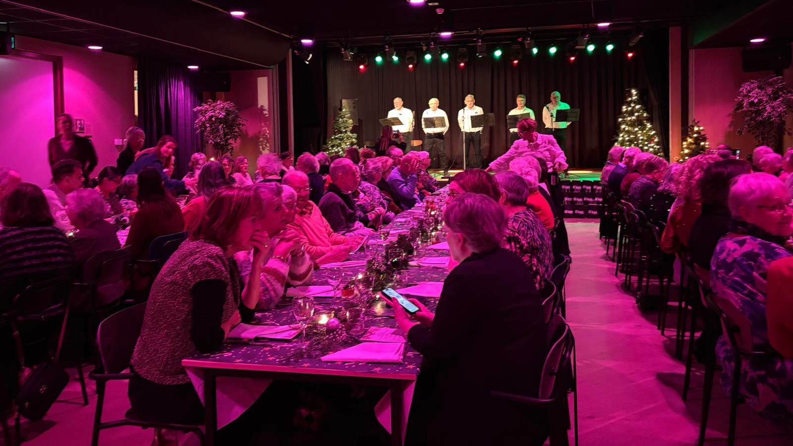 Foto: Samen eten tegen eenzaamheid: 80 mensen aan tafel in De Roef 