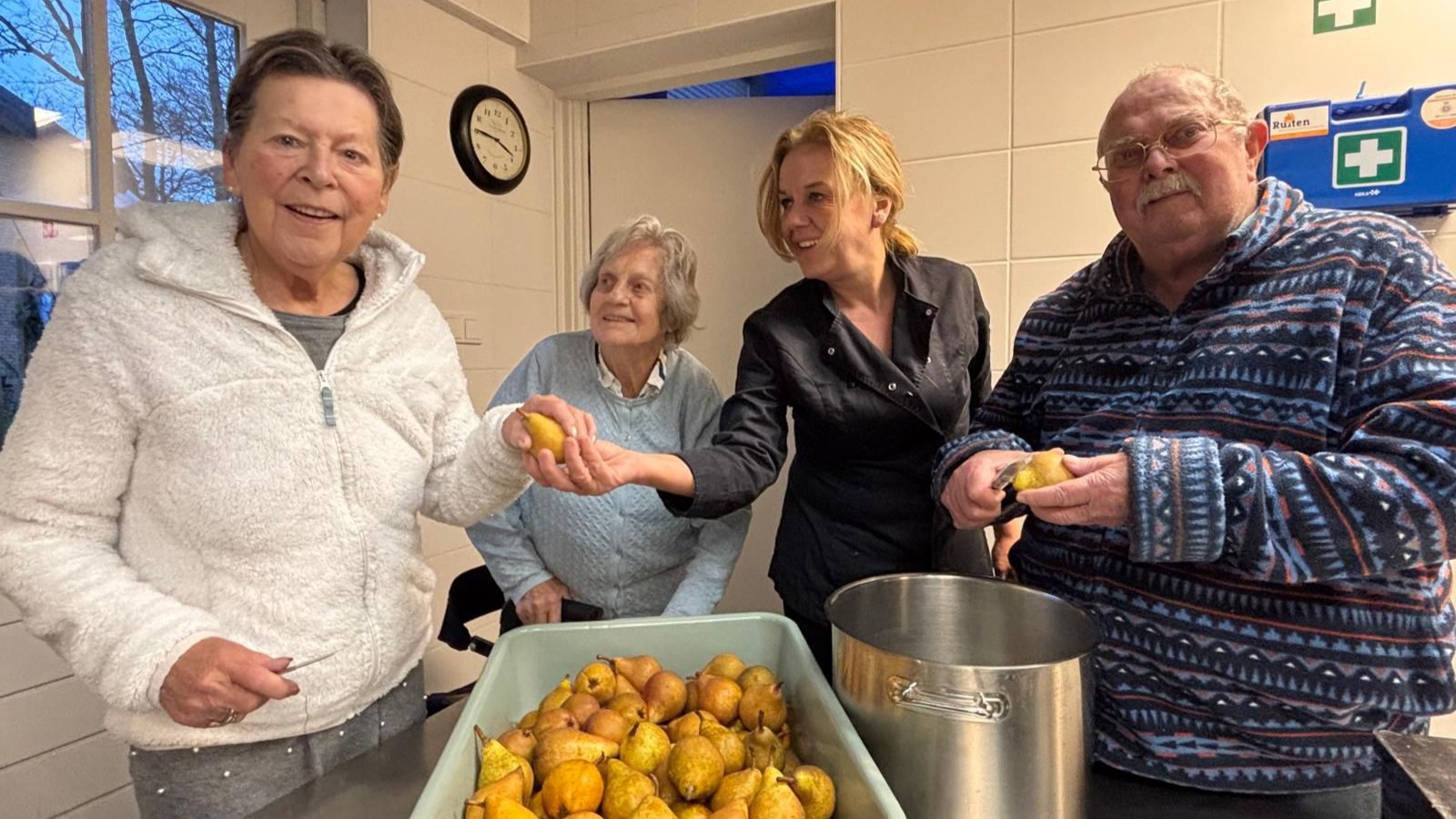 Foto: Hier koken bewoners met dementie mee met het kerstdiner