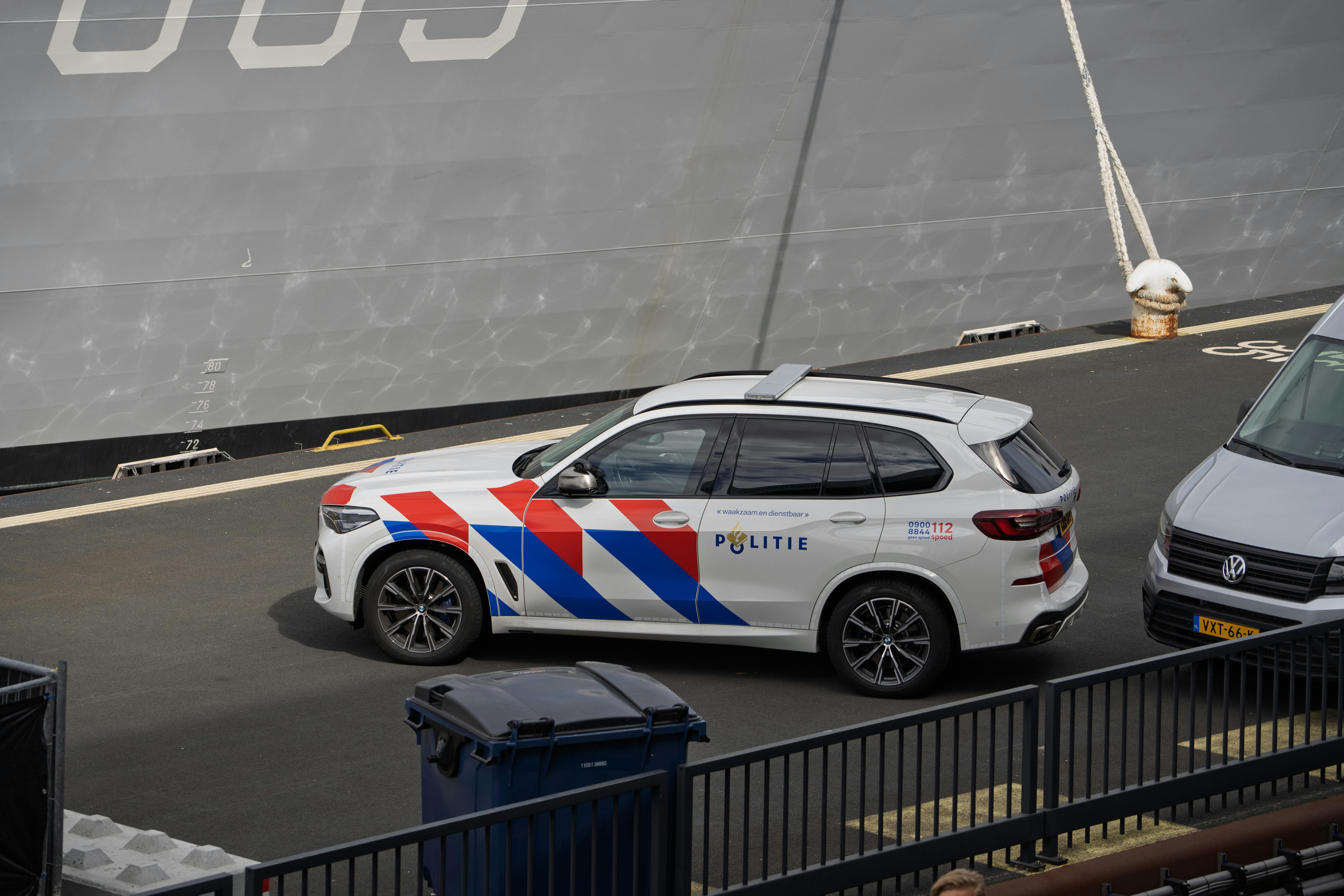 Foto: Man (21) uit Ermelo gewond na steekincident bij azc Harderwijk 
