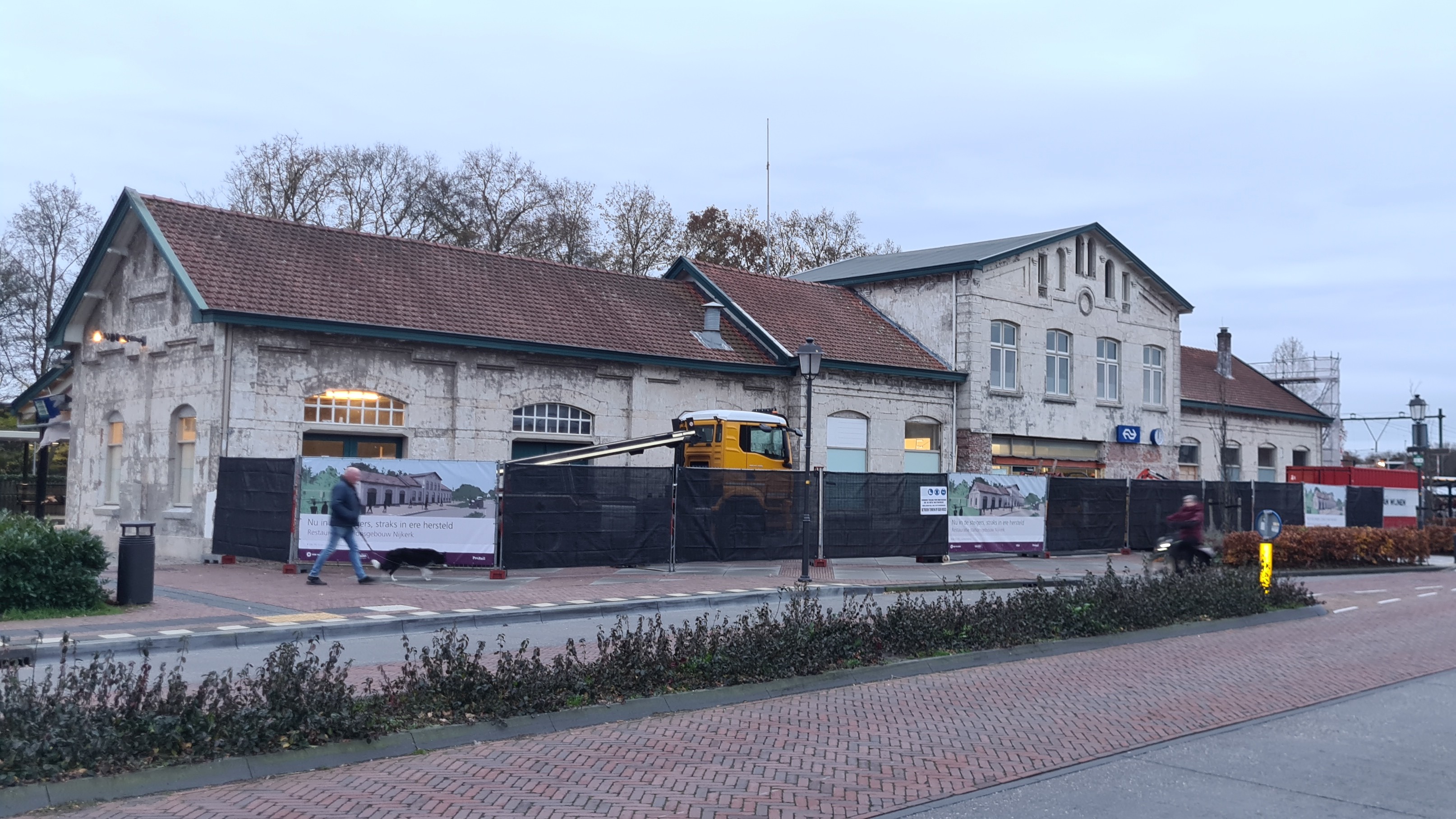 Foto: Nieuwe verflaag, restauratie en verduurzaming: restauratie station Nijkerk van start
